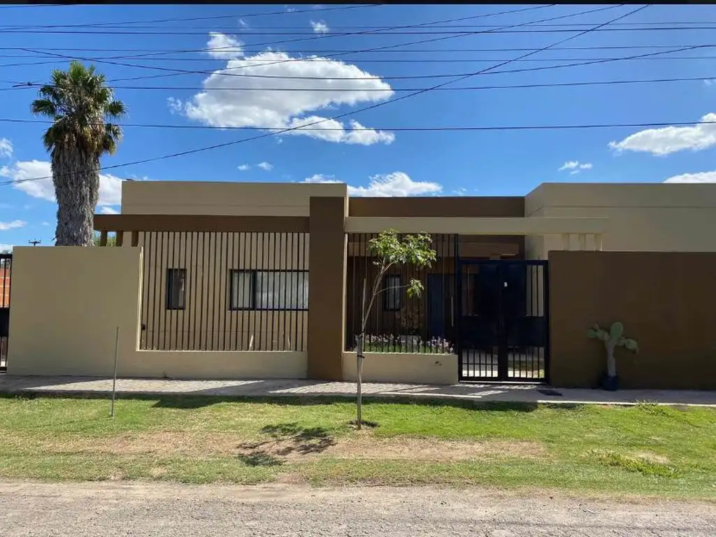 Casa en venta - 3 Dormitorios 3 Baños - Cocheras - 833Mts2 - Alsina