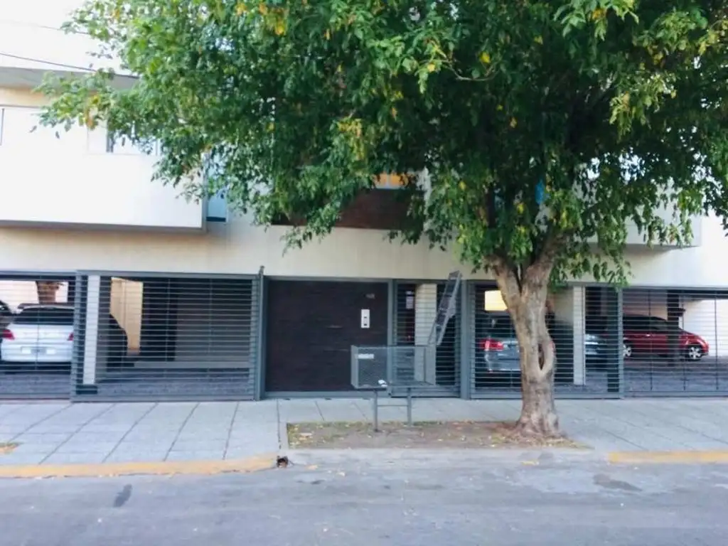 DEPARTAMENTO DE 2 AMBIENTES + BALCON + COCHERA EN VENTA - CASTELAR - FINANCIA