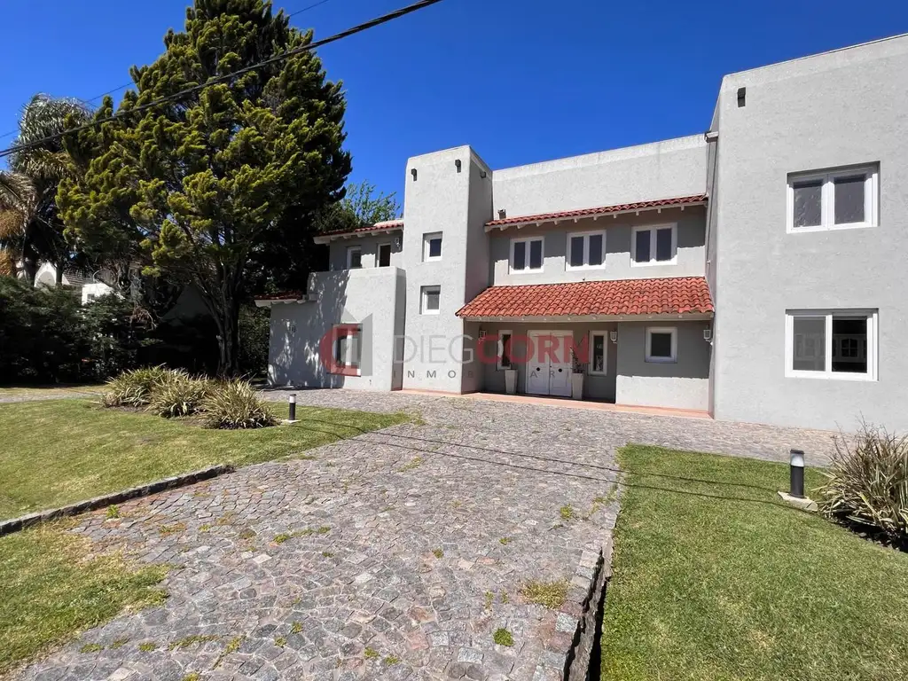 Venta Casa 8 AMB, ubicada entre polos, en San Diego, Moreno