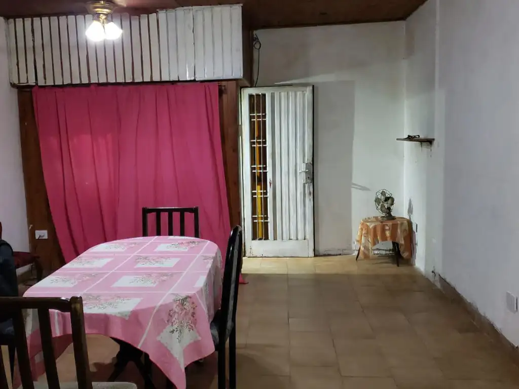 Casa en venta - 2 Dormitorios 1 Baño - Cochera - 214Mts2 - Berisso