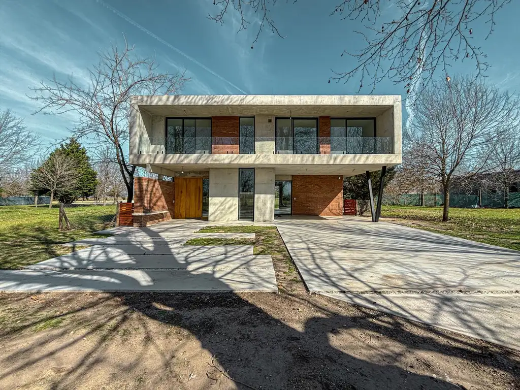 Casa de 4 dormitorios con gran jardín y pileta en La Rinconada