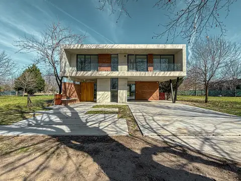 Casa de 4 dormitorios con gran jardín y pileta en La Rinconada