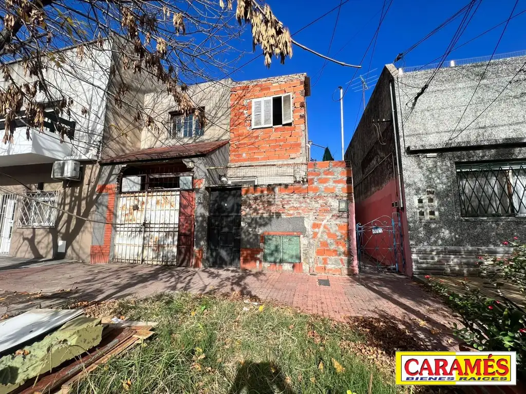 CASA PH AL FRENTE A DEMOLER SOBRE LOTE DE 7,50 X 18