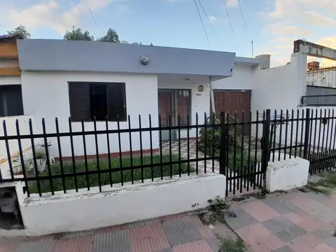 SE VENDE CASA DE 2 DORMITORIOS, COCHERA Y PATIO GRANDE!