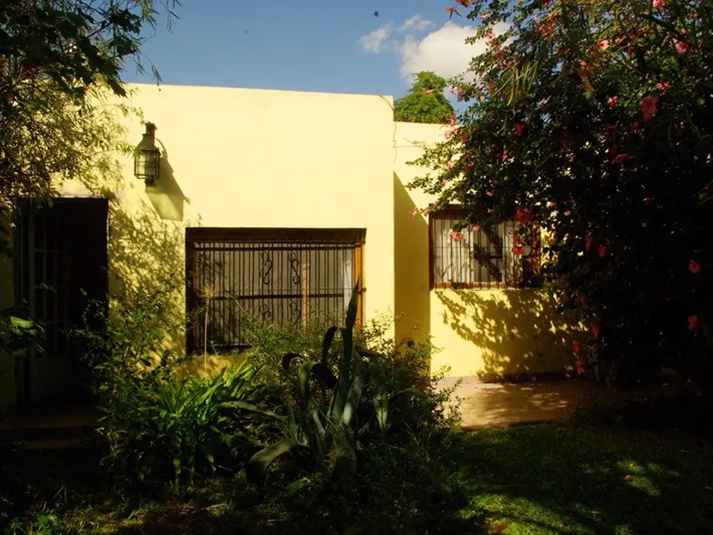 CASA CON JARDIN DE 3 AMBIENTES MUY BIEN UBICADA