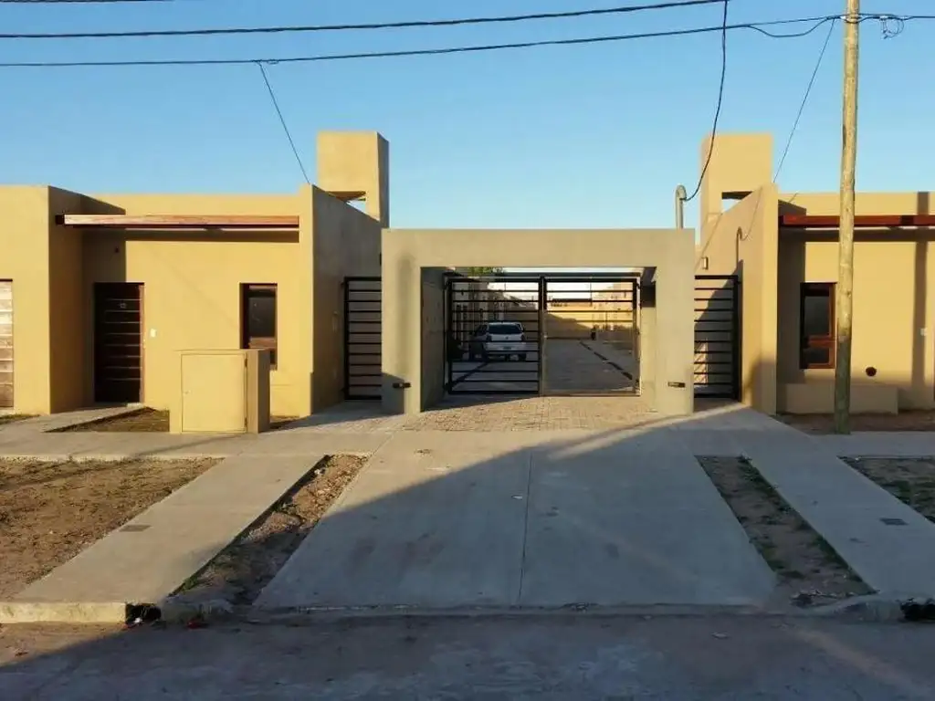 Casa en venta - 2 Dormitorios 1 Baño - Cochera - 110Mts2 - Chivilcoy