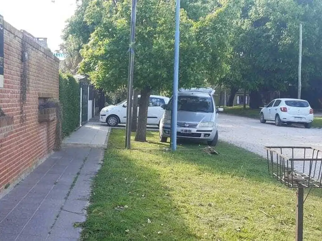 TERRENO CON QUINCHO SOBRE GRAN LOTE EN BARRIO LOS PINARES ID