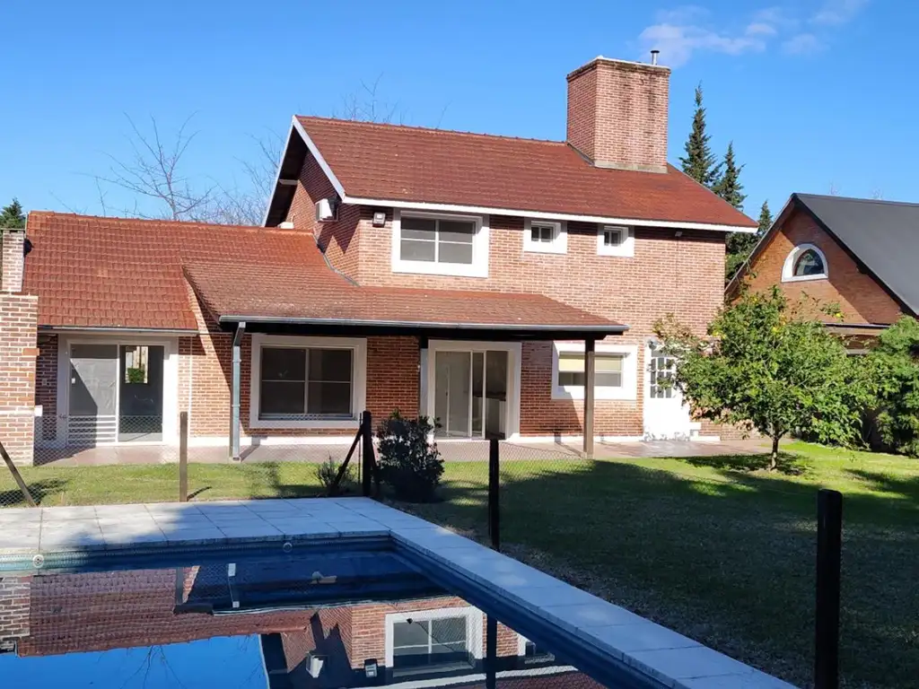 Casa en venta c/pileta sobre lote interno c/ orientación NO