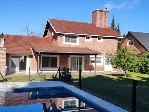 Casa en venta c/pileta sobre lote interno c/ orientación NO