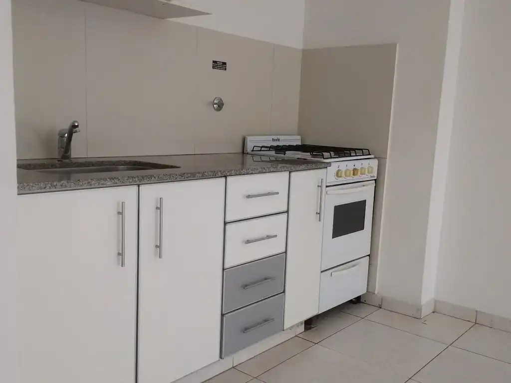 Monoambiente al frente con balcón, baño completo, cocina integrada. Alquilado