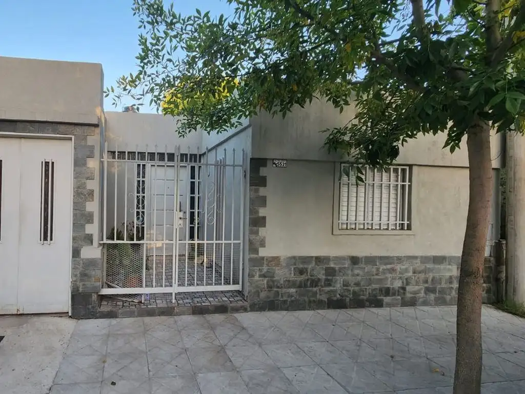 Venta Casa 2 dormitorios + comodín patio  cochera