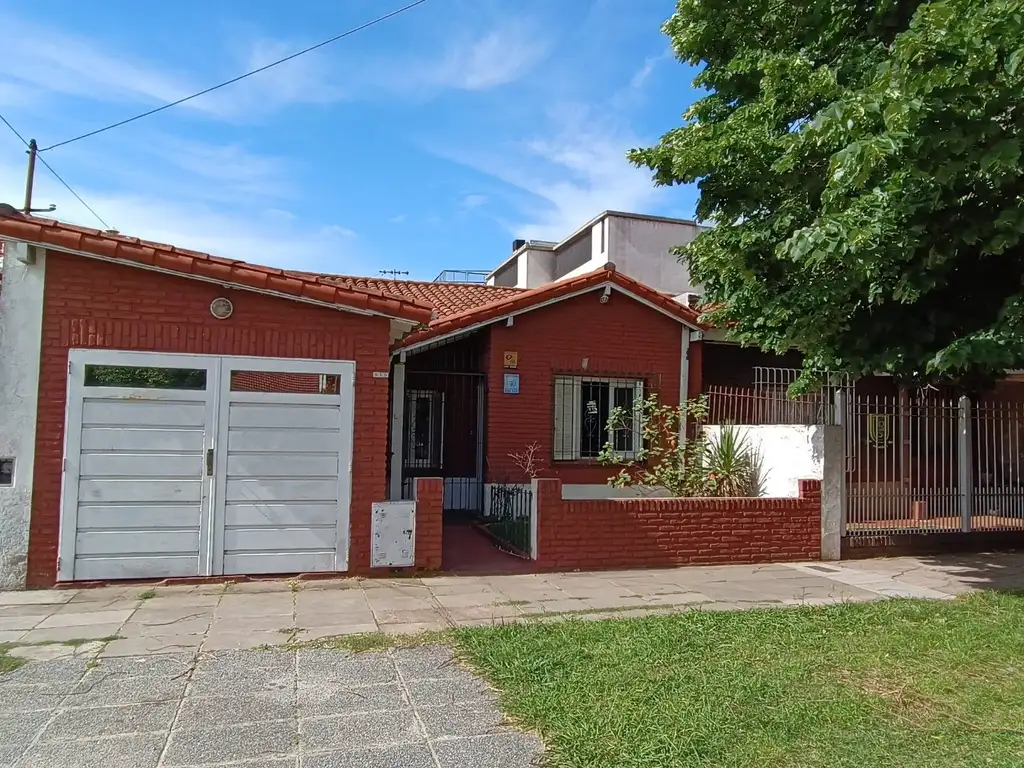 Venta chalet de 3 ambientes con cochera