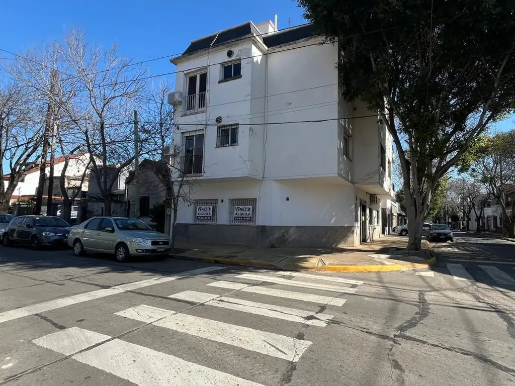 DEPARTAMENTO 2 AMBIENTES AL FRENTE EN PLANTA BAJA, 1 CUADRA AV MAIIPU