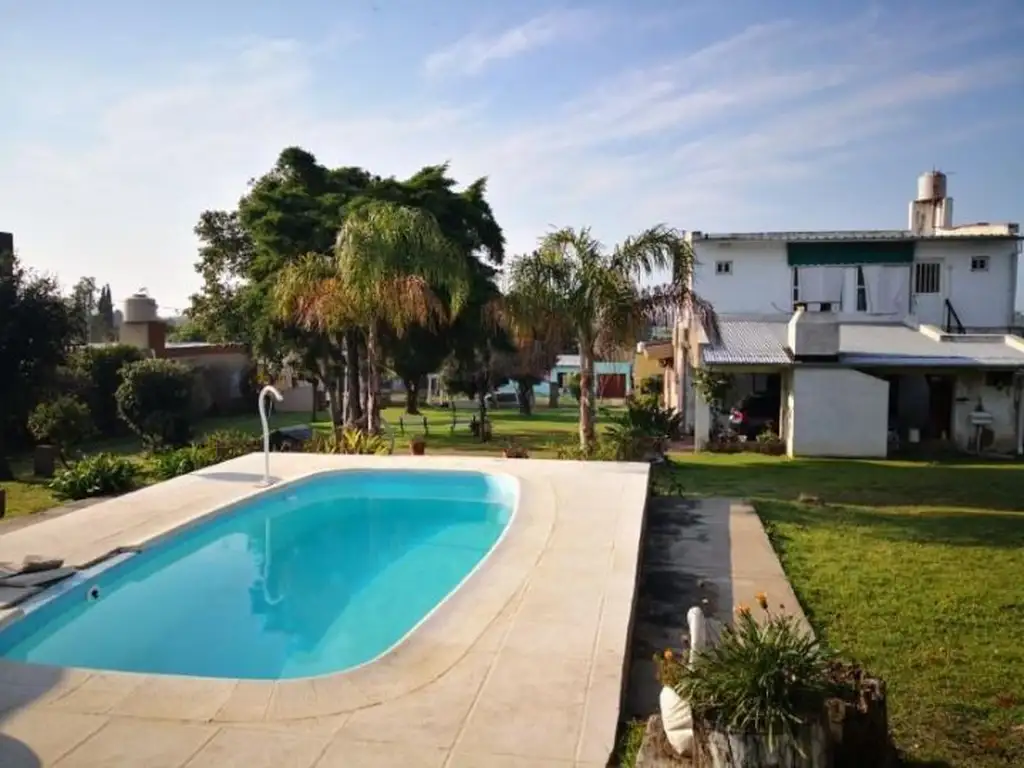 Casa quinta con pileta y gran parque, mas dos monoambientes equipados. Av. de la Virgen, a metr...