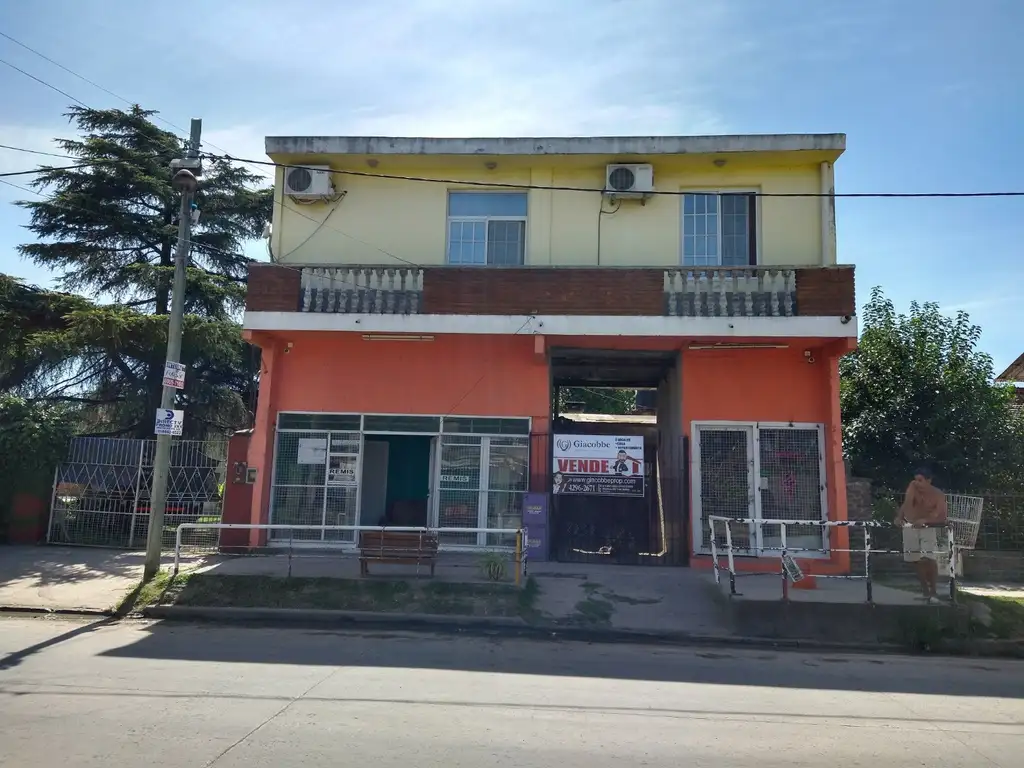 Casa en venta con 2 locales y departamento