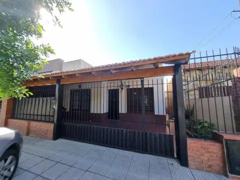 Casa 4 ambientes en gran lote con fondo libre