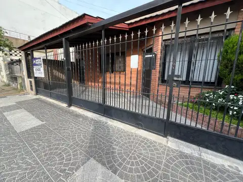 CASA EN VENTA CON PATIO QUINCHO Y COCHERA - APTO CREDITO