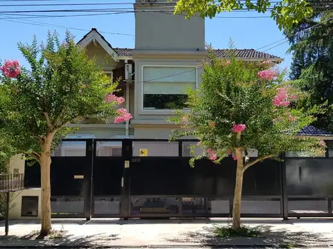 Zona Balbastro - América 2210. Casa 3 dormitorios, cochera, jardín, quincho y pileta.  Lote 312 m2