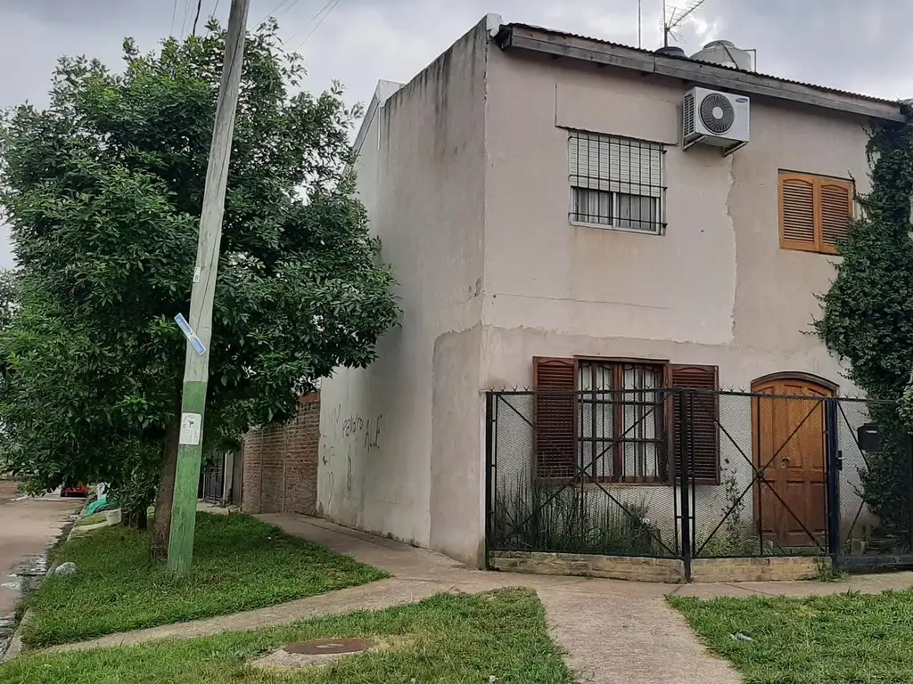 Casa en VENTA EN VILLA TESEI. 3 DORMITORIOS. PERMUTA