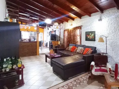 GRAN CASA EN FISERTON CON PATIO COCHERA Y QUINCHO