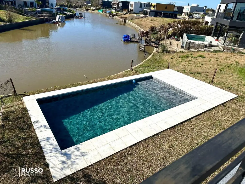 VENTA CASA CON SALIDA AL RIO - BARRIO NAUTICO