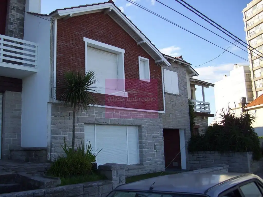 Chalet frente al mar y a 2 de la peatonal con 4 dorm y dep. - apto 10 personas