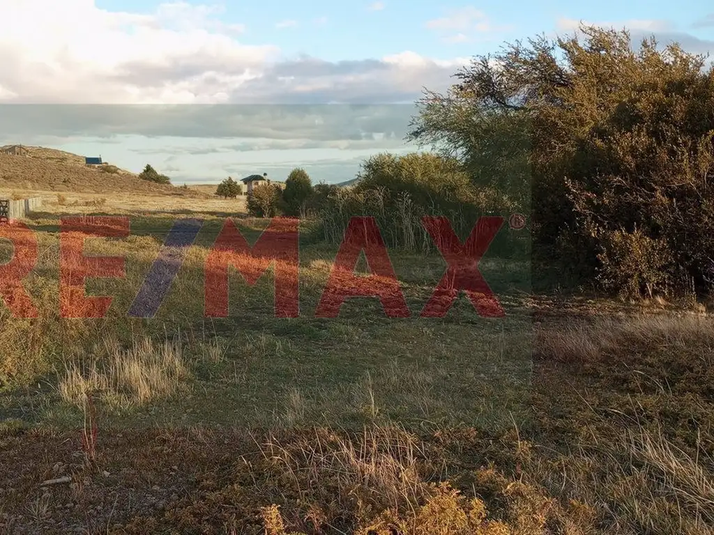 RE/MAX vende lote plano con vista al lago y Lanín