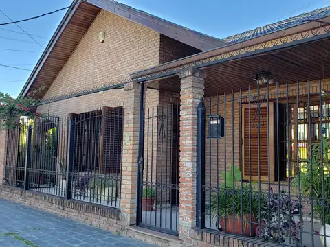 VENTA - CHALET 5 AMBIENTES C/PARQUE Y GARAGE! BANFIELD