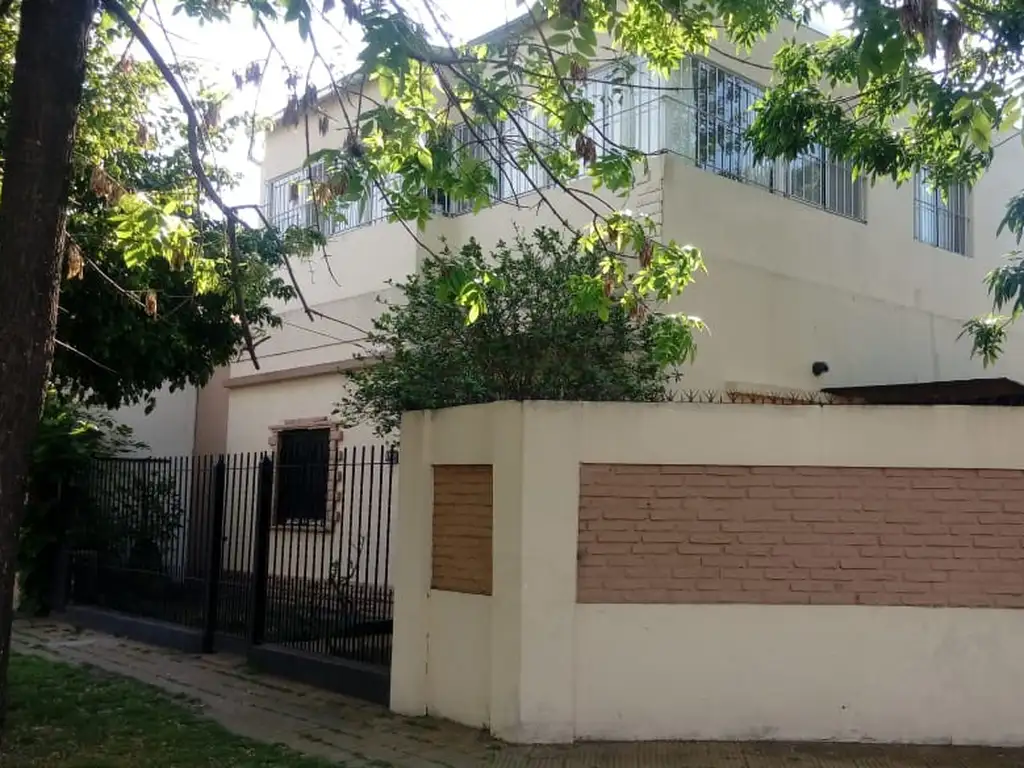 DOS CASAS SOBRE LOTE EN ESQUINA ZONA PARQUE QUIRNO