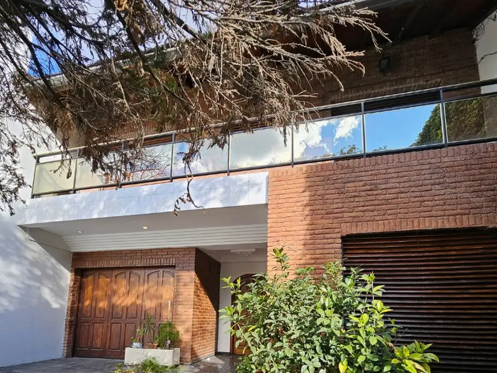 Hermosa casa de 6 Ambientes con Cochera, Jardín y Pileta