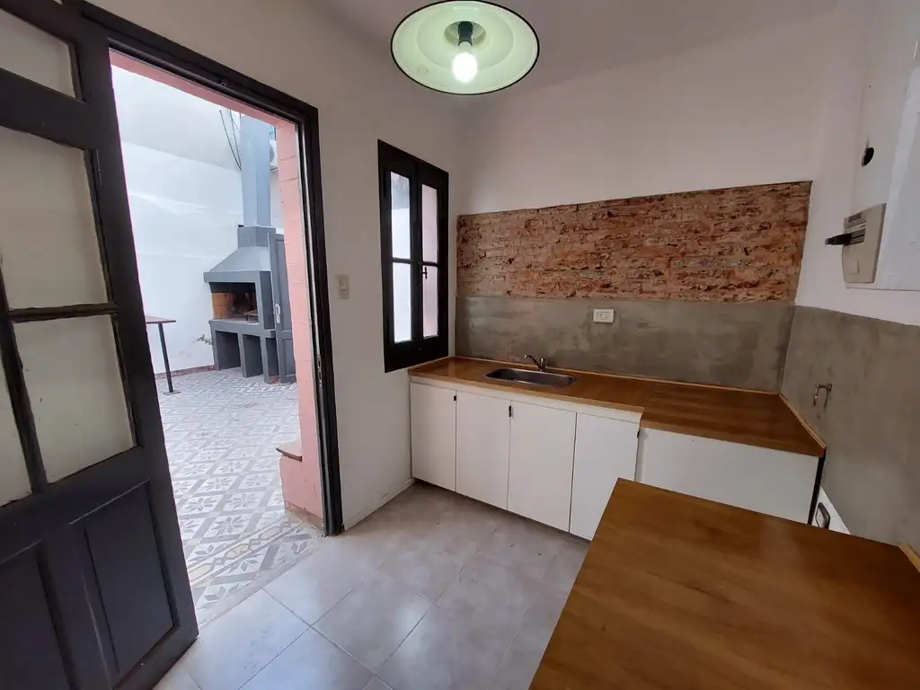 CASA PASILLO RECICLADA DE 2 DORMITORIOS EN VENTA BARRIO LOURDES CON PATIO Y PARRILLERO