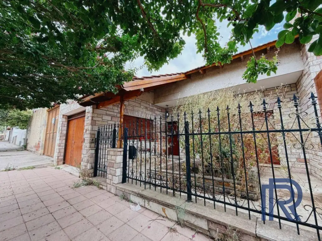 Casa en venta de 4 dormitorios c/ cochera en La Falda