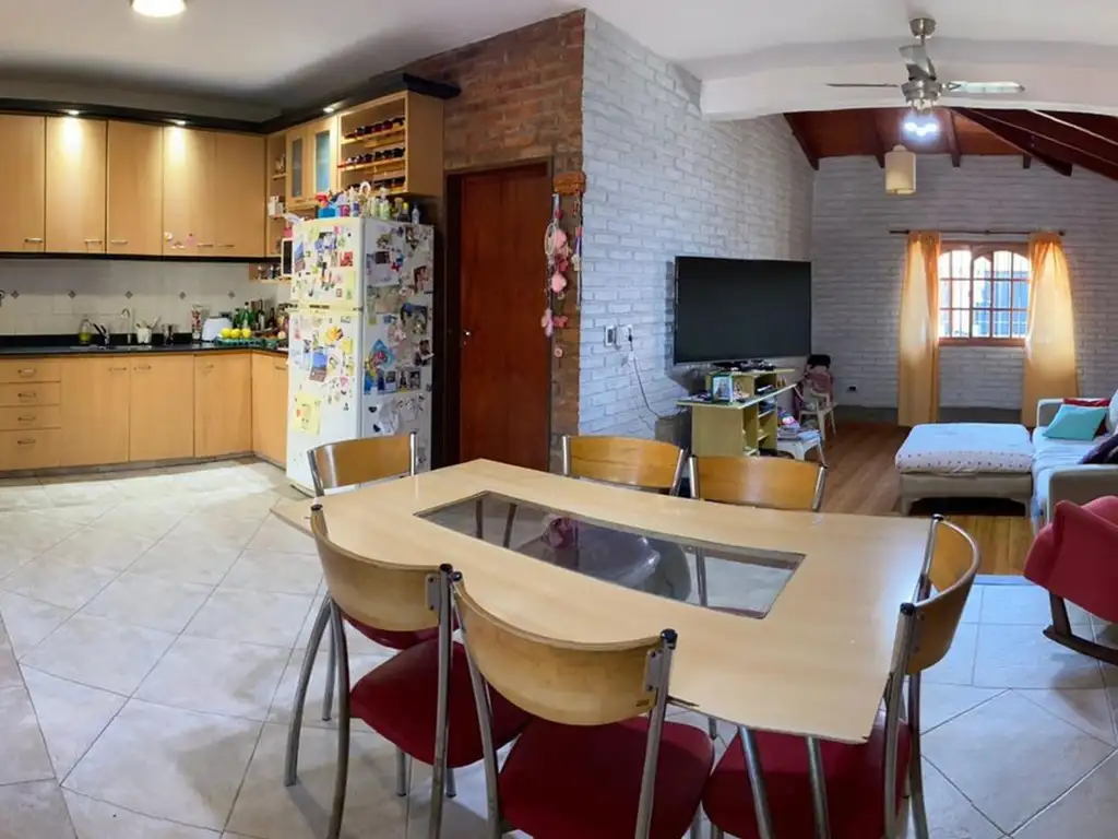 MUY BUENA CASA EN VENTA  3 DORM. - PISCINA - QUINCHO