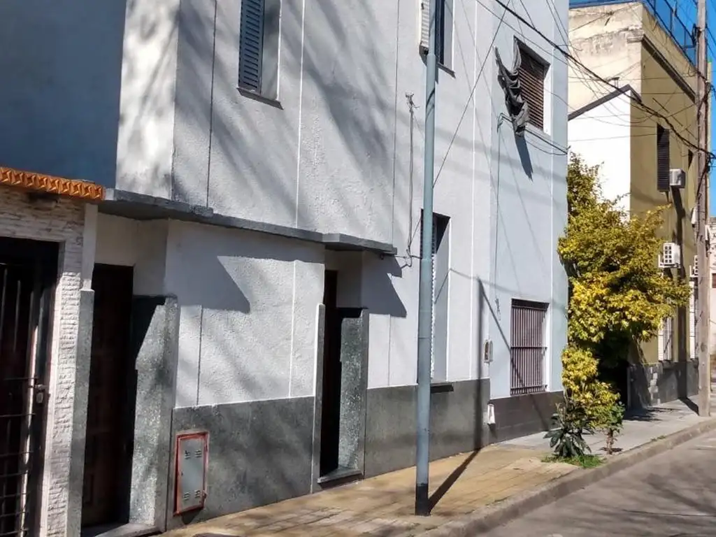 CASA DE 4 AMB CON PATIO EN LINIERS BARRIO LAS 1000 CASITAS