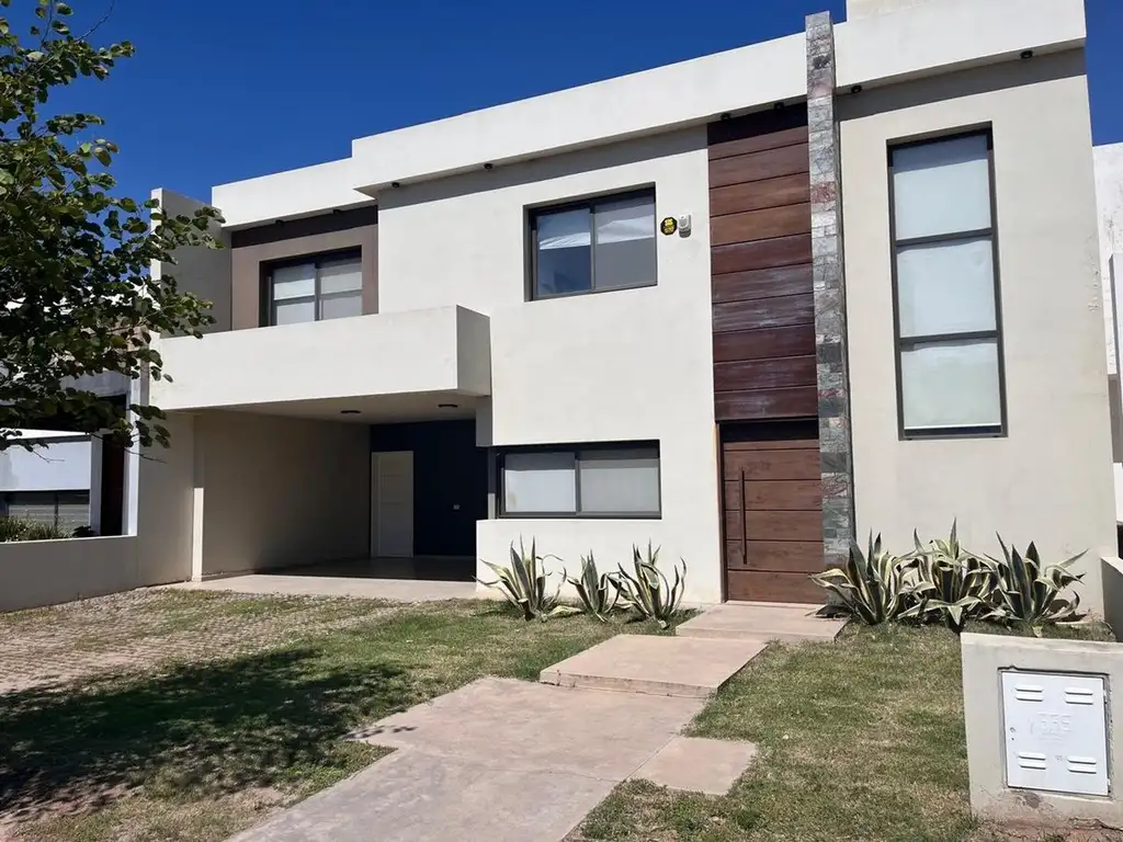 VENTA CASA CATEGORIA BARRIO  LA CALANDRIA ZONA SUR