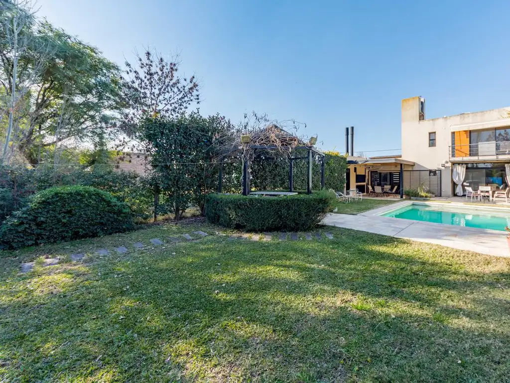 VENTA/PERMUTA – Casa 3 dormitorios con Jardín y Pileta - Las Pérgolas, Soldini.