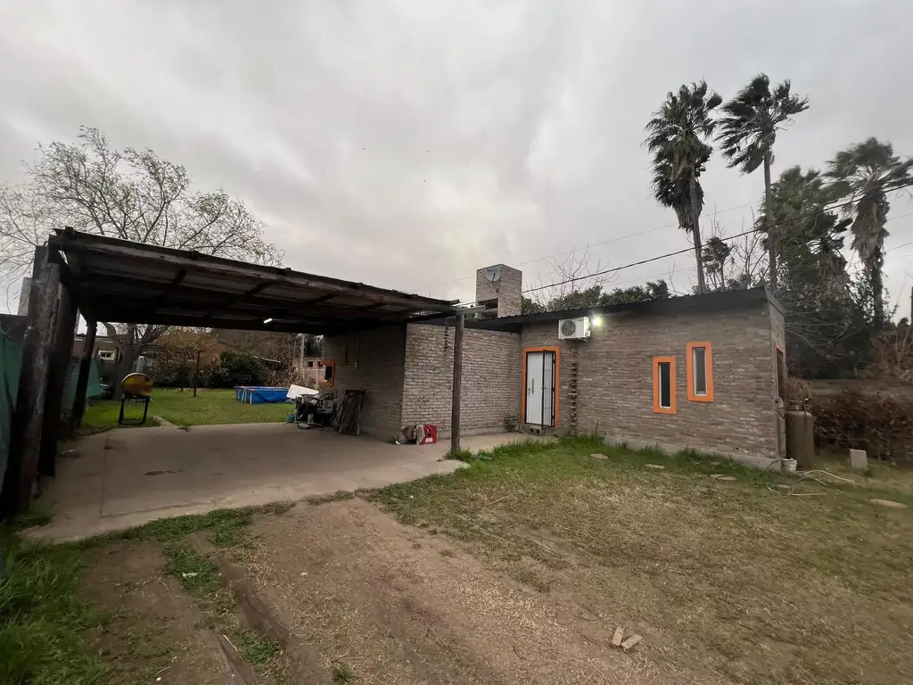 Casa en esquina de dos dormitorios y amplio patio en  Ibarlucea