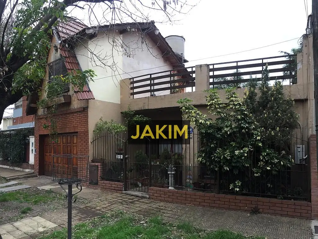 Casa en Ciudad Jardín con gran cantidad de ambientes y en muy buen estado de conservación.