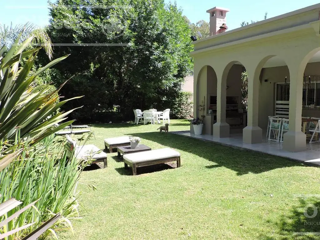 Casa de estilo colonial en venta  en Country Club El Carmen