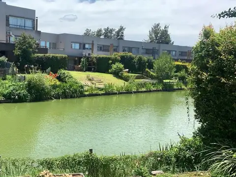 PH planta baja en alquiler en Nordelta con jardín a laguna