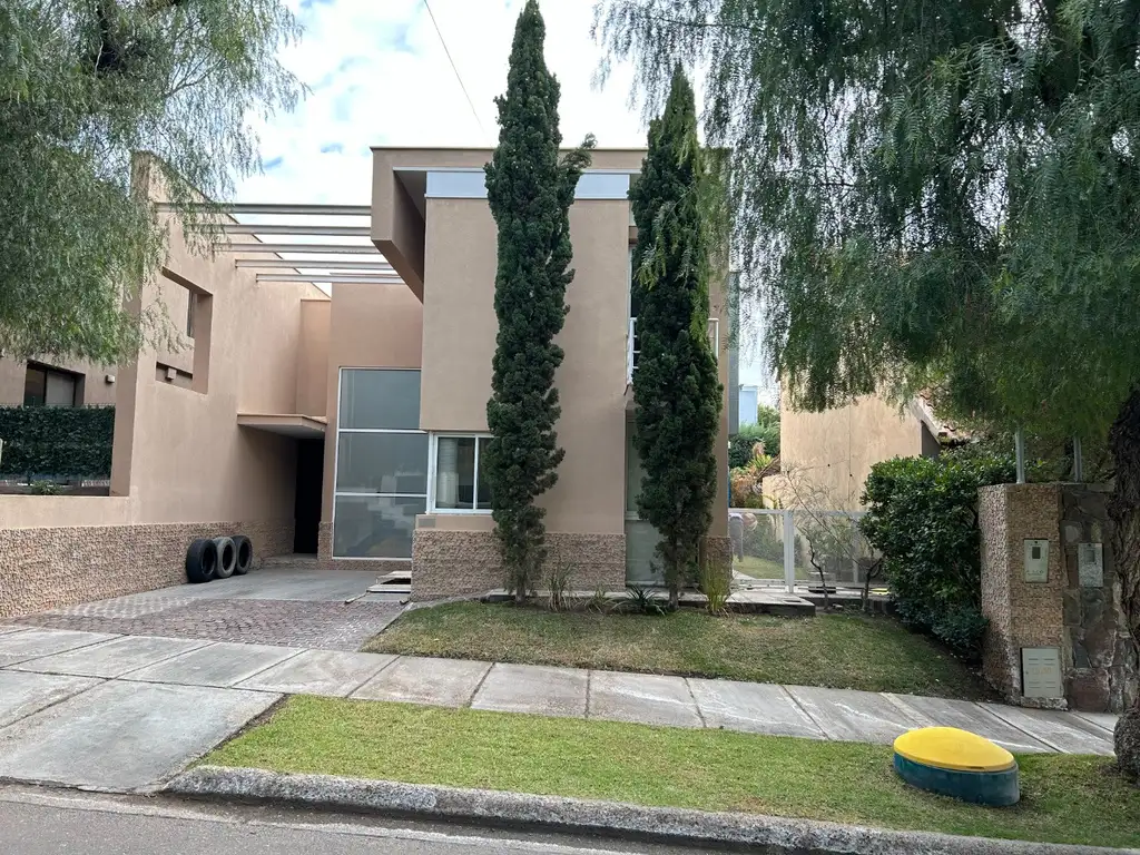 Casa Barrio Dalvian, Dos Plantas, 3 Dorm, 3 Baños, Jardín, Piscina