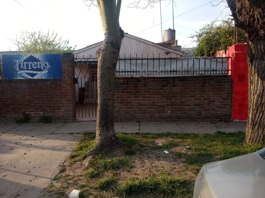 Casa en venta con detalles a refaccionar