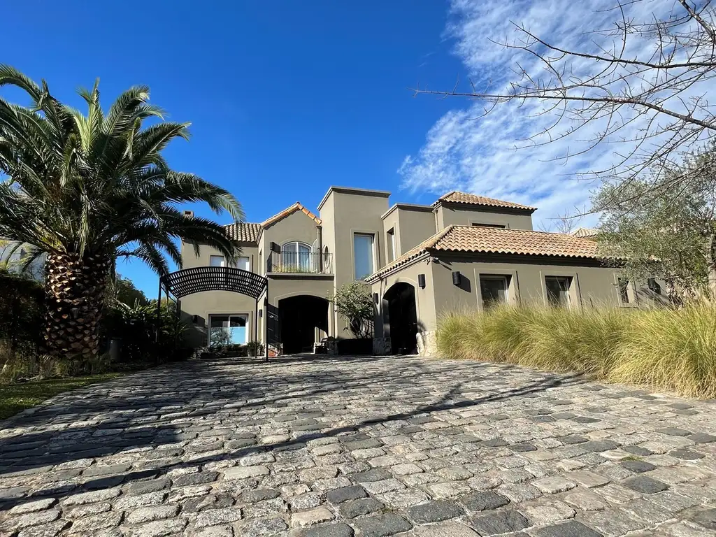 Casa  en Alquiler al LAGO Central en Los Castores, Nordelta