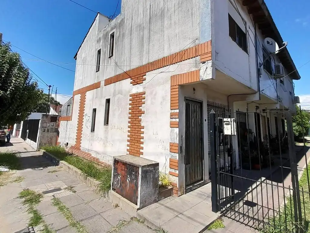 EXCELENTE DUPLEX CON COCHERA CUBIERTA Y PATIO COMÚN-LAVADERO