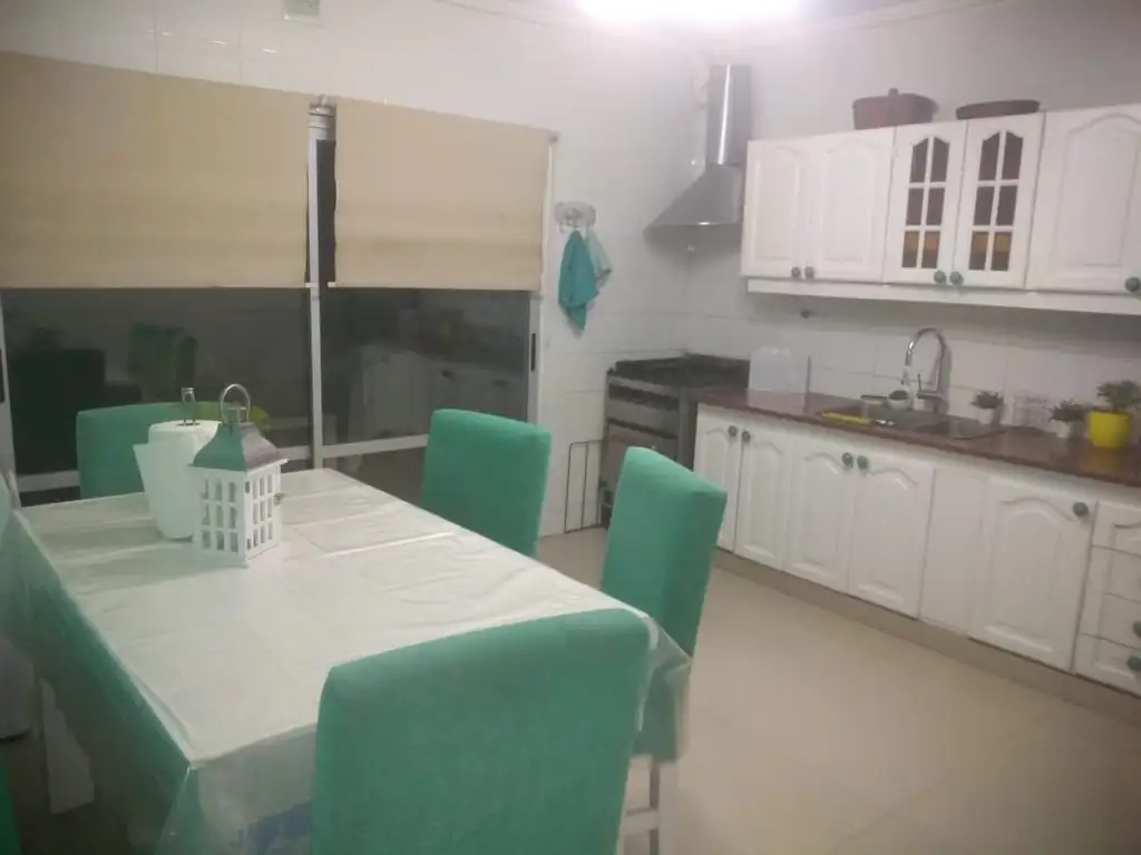 HERMOSO DUPLEX con JARDIN AMPLIO, QUINCHO Y PARRILLA