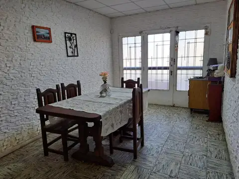 VENTA/PERMUTA - Casa - 2 dormitorios con cochera - Azcuenaga, Rosario.