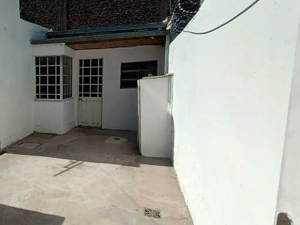 Venta de Dpto. Interno de 2 dorm., patio y cochera