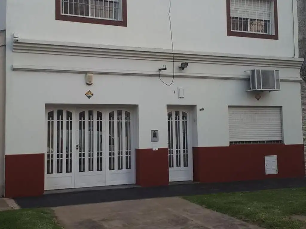 Casa de 3 dormitorios amplia con patio,parrillero, quincho a 2 cuadras de Bv.Oroño