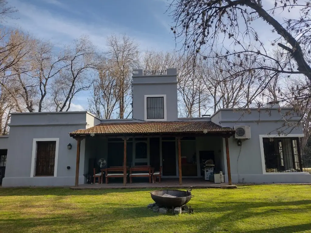 Muy linda casa colonial en San Carlos CC.