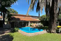 Venta casa 4 ambientes con cochera y fondo libre con piscina en Berazategui